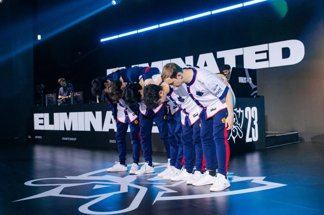 G2 Esports' LoL team bows to the crowd at Worlds 2023 after being eliminated from the tournament in its Swiss Stage.