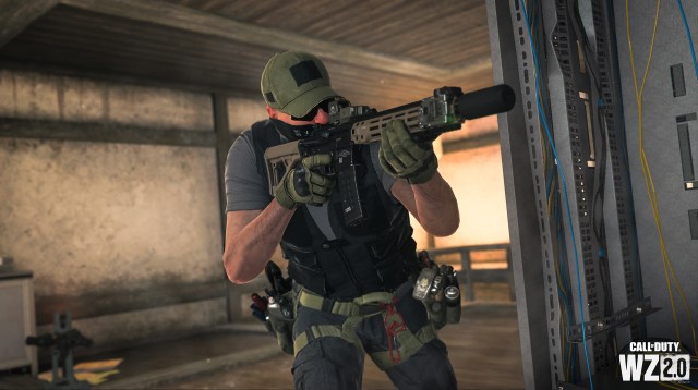 The Bombmaker in DMZ, a commander wielding a powered-up M4 and wearing a cap.