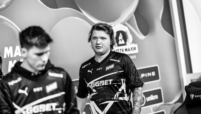 Picture of NAVI's CS:GO players s1mple and b1t in black and white after their elimination from BLAST Paris Major.